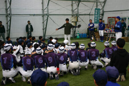 頑張ろう北悔道!札幌スタジアムで野球教室!元気な町の再生のためにご家族と一緒に頑張る子どもたち