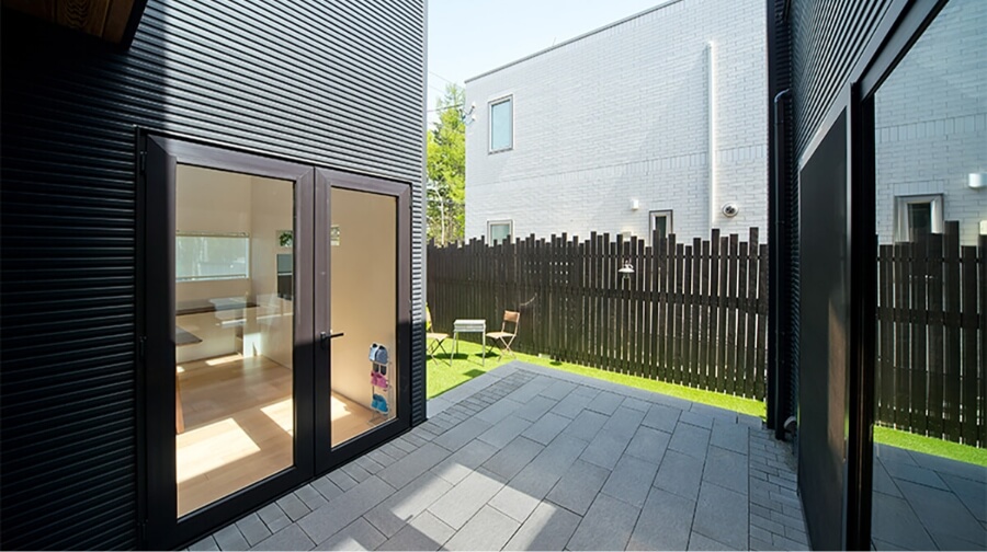 プライバシーが確保された中庭